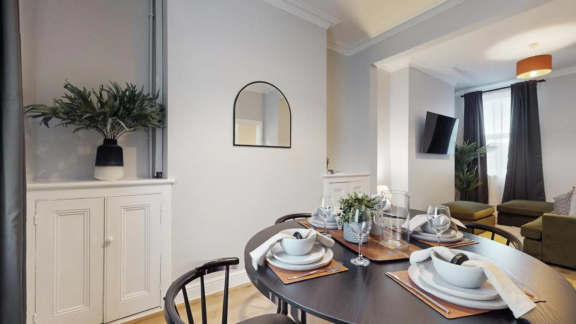 Stylish 3 Bedroom House In The Heart Of Кардифф 0*,  Великобритания